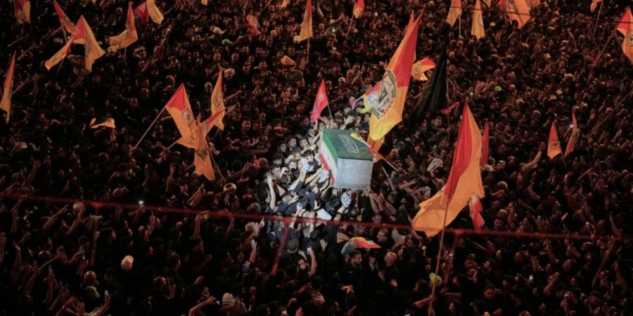 dpatopbilder - Der Sarg des verstorbenen iranischen Obersten Führers Ajatollah Ali Chamenei wird am frühen Donnerstag umgeben von Trauernden, vor dem Imam-Hussein-Schrein getragen. Fo...