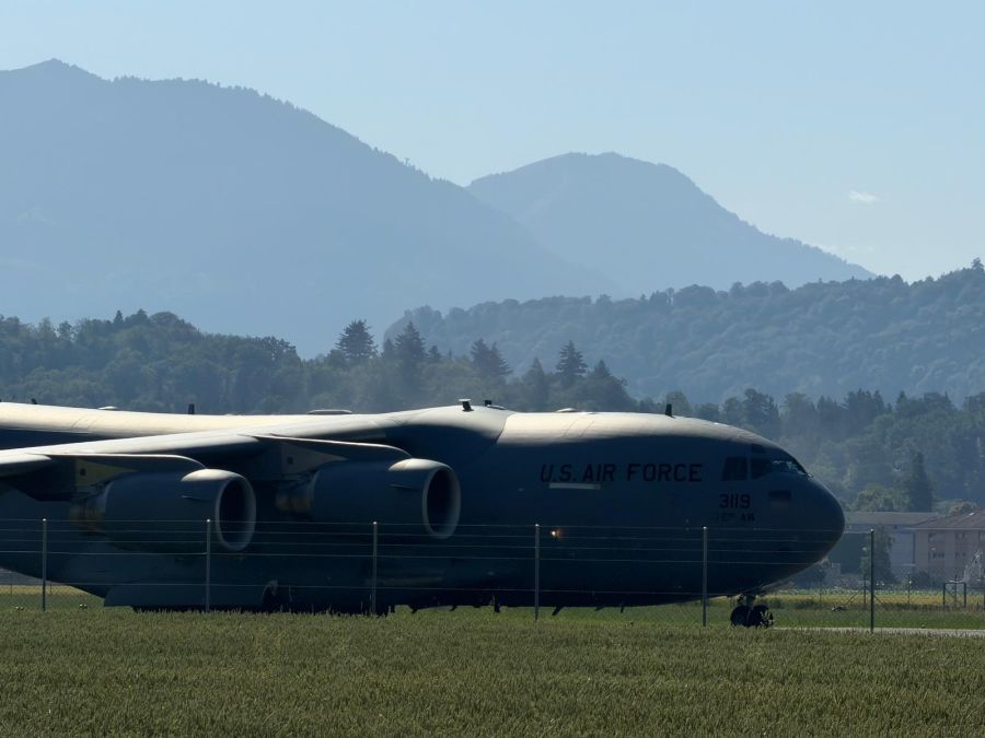Nau.ch-Bilder zeigen ein US-Transportflugzeug der «U.S. Air Force» in Emmen LU.