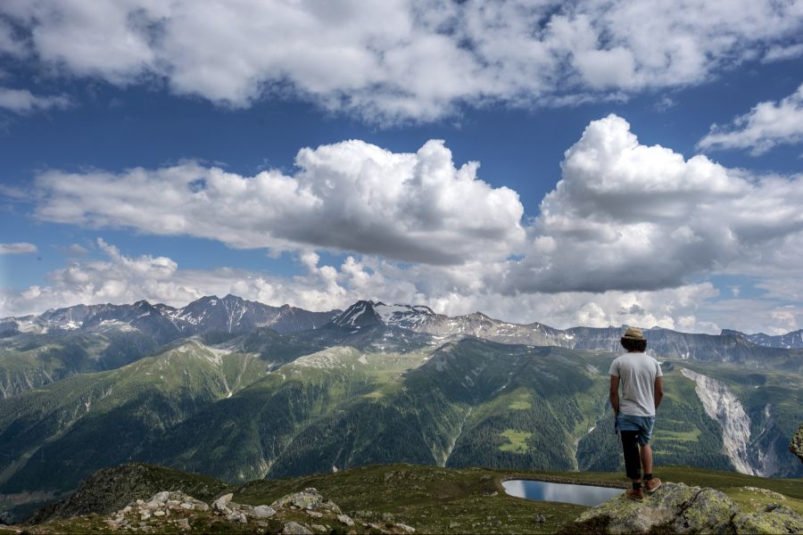 An an Nachmittagen bilden sich in den Bergen Quellwolken. Die Gewitterneigung steigt aber erst wieder am Sonntagabend.