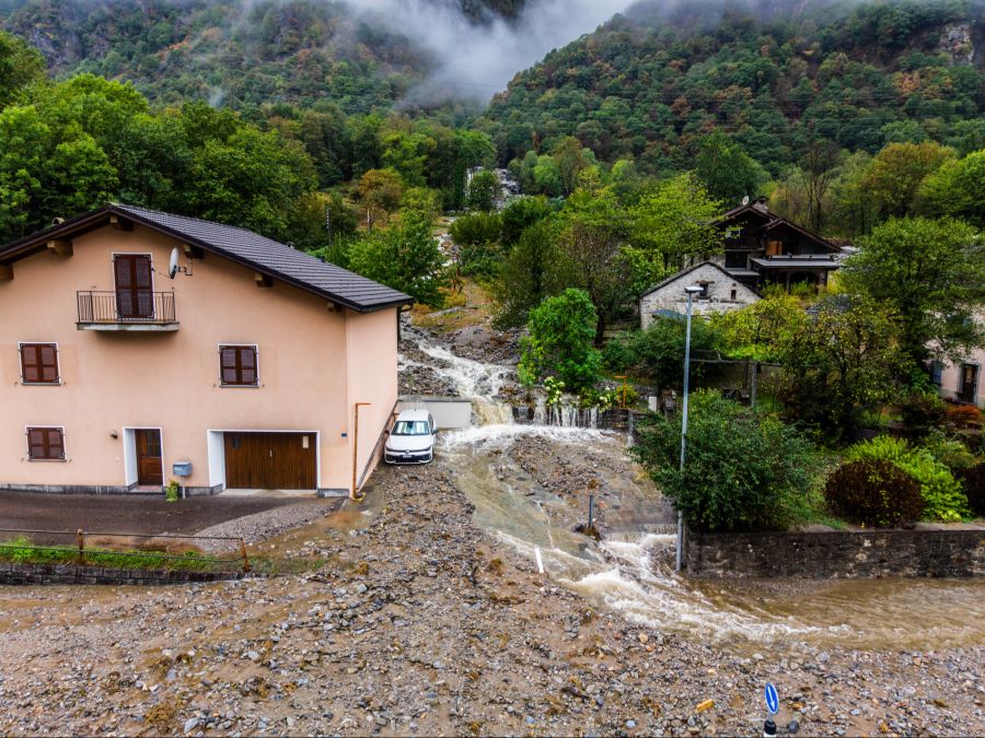 Trockene Sommer und heftiger Regen nehmen zu und somit auch das Risiko für Hochwasser wie im August 2026 in Lostallo GR (Bild).