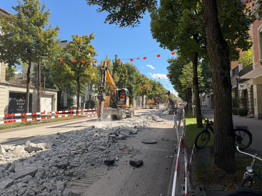 Die Thunstrasse ist aufgerissen, Bagger und Bauarbeiter bestimmen das Geschehen.
