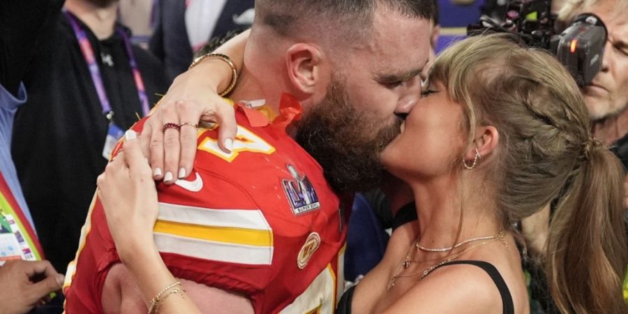 ARCHIV - Taylor Swift küsst Kansas City Chiefs Tight End Travis Kelce nach einem Sieg. Foto: John Locher/AP/dpa (Archivbild)