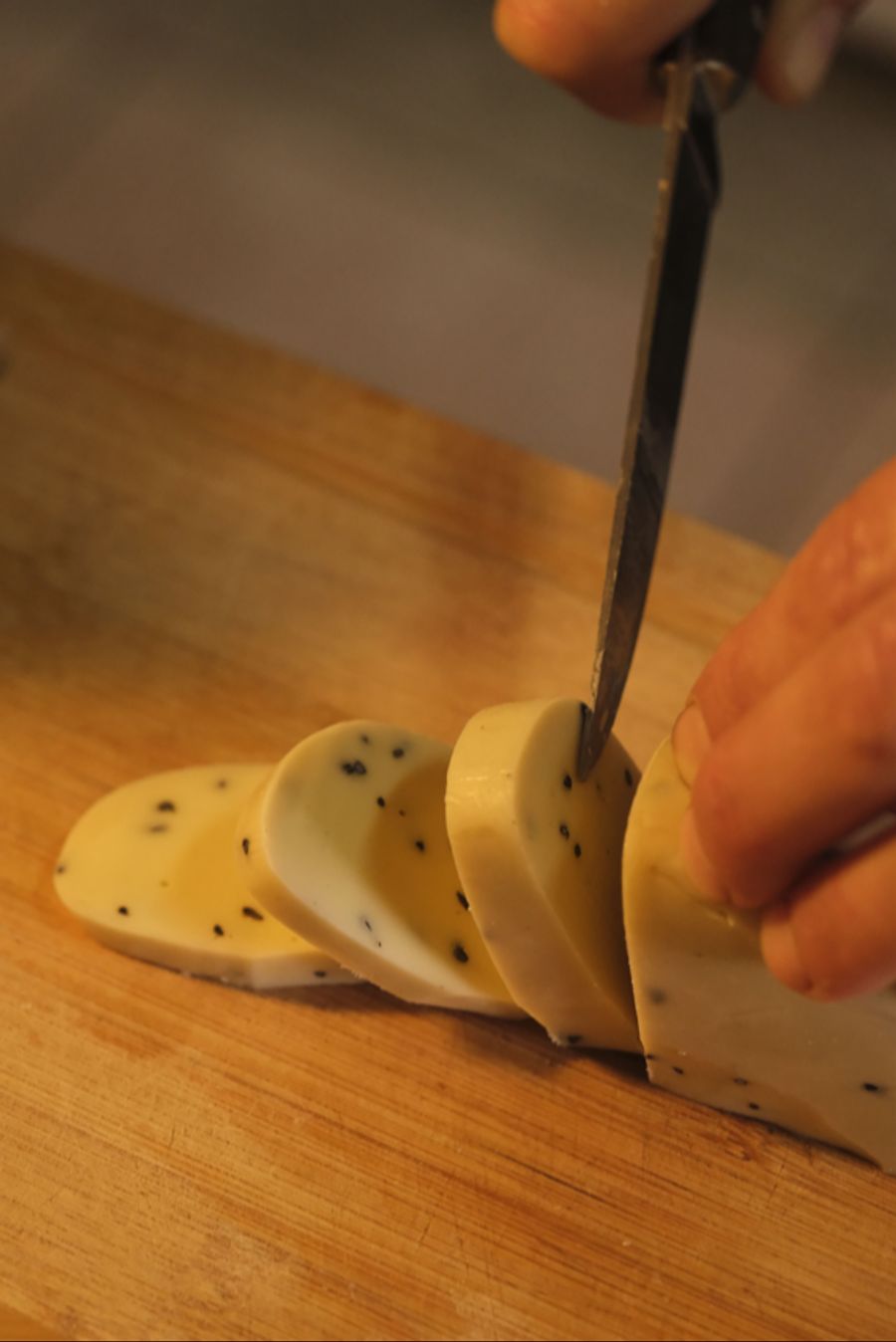 Die Cracker schmecken nach Pfefferkäse.