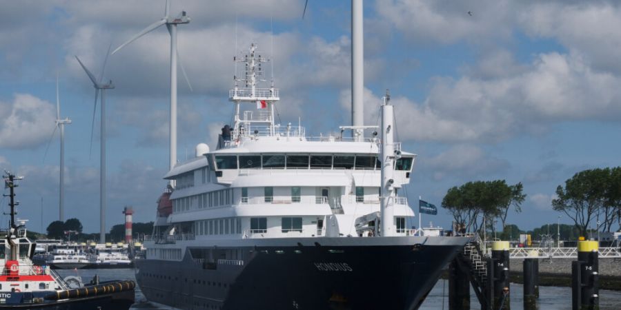 Das Kreuzfahrtschiff «Hondius» läuft in den Hafen von Rotterdam ein. Foto: Patrick Post/AP/dpa