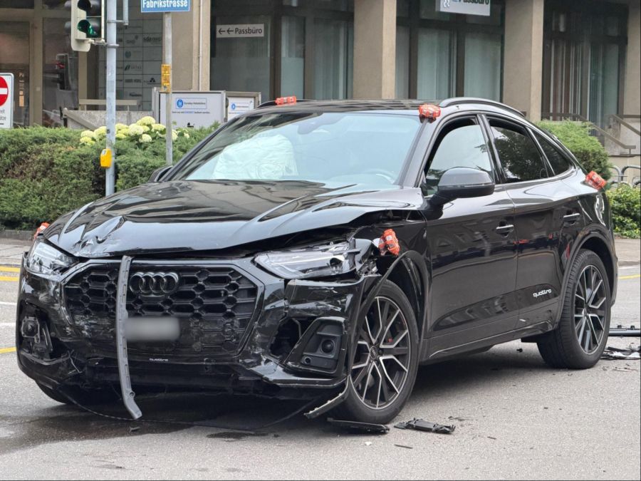 Dabei kollidierte ein Audi-SUV mit dem Patrouillenfahrzeug der Stadtpolizei.