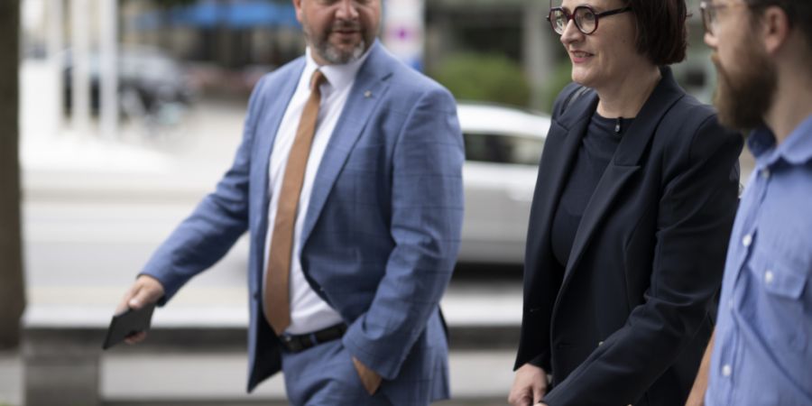Die SVP mit Parteipräsident Roman Hug, der neuen Regierungsrätin Valérie Favre Accola und Pressechef Jann Thöny kann auf gelungene Bündner Wahlen zurückblicken.