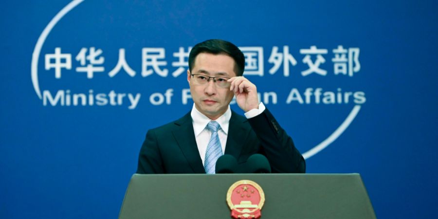 ARCHIV - Lin Jian, Sprecher des chinesischen Außenministeriums, spricht beim täglichen Briefing der Behörde. China hat die «New York Times» für ihre Berichterstattung kritisiert. ...