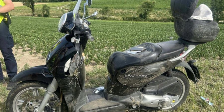 Zwei Rollerfahrerinnen stürzten am Dienstag mit einem Roller. Sie wurden leicht verletzt, der Roller wurde verkratzt.