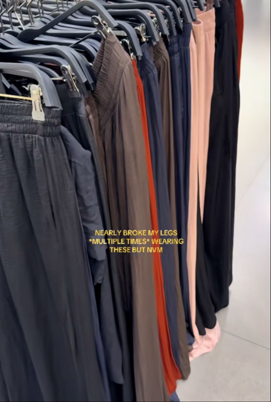 Tiktoker Pops zeigt die Zara-Hosen und schreibt dazu, sie hätte ihre Beine schon etliche Male fast gebrochen in den Hosen.
