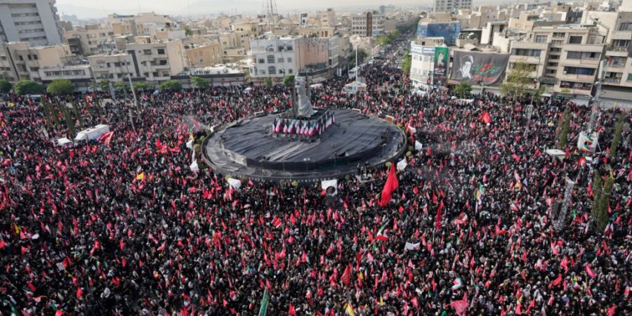 Trauernde säumen einen Boulevard, während sie sich auf den Weg zum Trauerzug für den getöteten iranischen Obersten Führer Ajatollah Ali Chamenei in Teheran machen. Foto: Altaf Qadr...