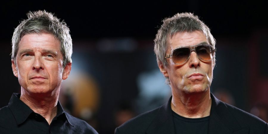 dpatopbilder - Noel Gallagher (l) und Liam Gallagher posieren auf dem roten Teppich für die Filmvorführung von «Oasis: Don't Look Back In Anger» im Rahmen der 83. Ausgabe der Filmfest...