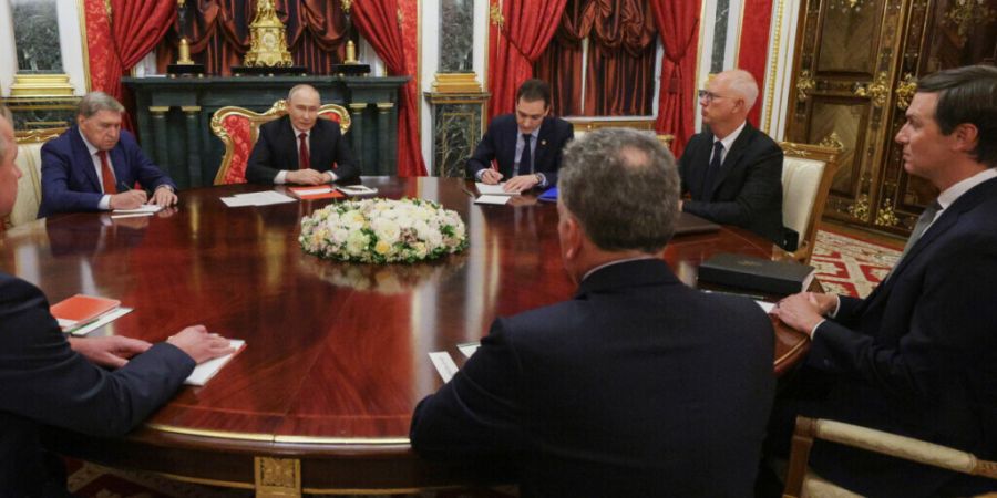 dpatopbilder - Russlands Präsident Wladimir Putin (Mitte links) im Gespräch mit den Gesandten von US-Präsident Donald Trump, Steve Witkoff (Mitte, mit dem Rücken zur Kamera) und Jar...