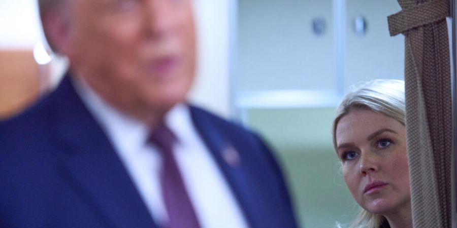 ARCHIV - Die Pressesprecherin des Weißen Hauses, Karoline Leavitt, hört zu, während US-Präsident Donald Trump an Bord der Air Force One mit Reportern spricht. Foto: Evan Vucci/AP/dpa