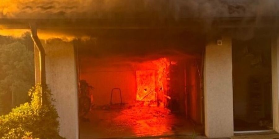 Der Brand in der Garage griff auf das Wohnhaus über.