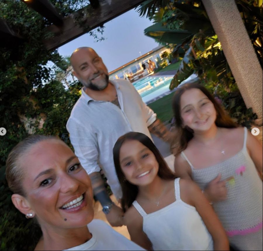 Die vierköpfige Familie strahlt dabei um die Wette.
