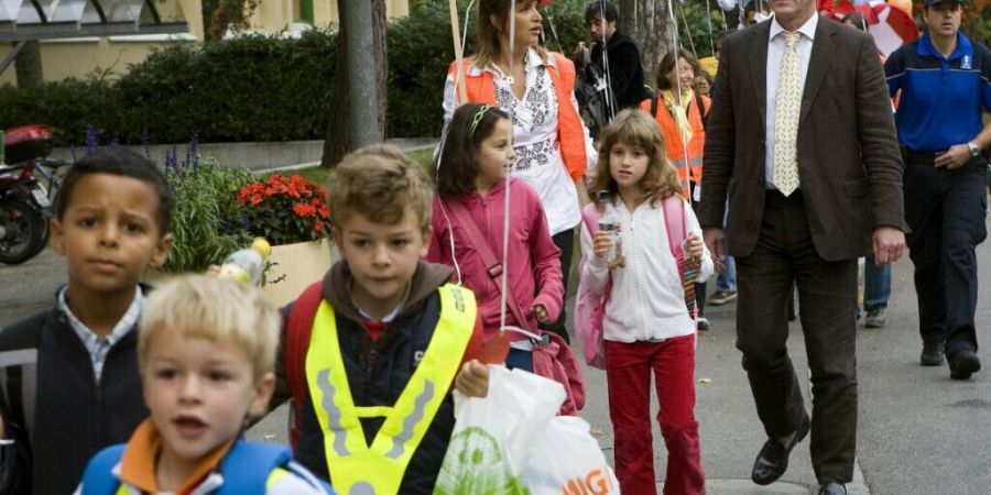 Als eine sichere Art von Schulweg empfiehlt der Verkehrsclub der Schweiz den sogenannten Pedibus, die Begleitung von Schülergruppen durch Erwachsene. (Archivbild)