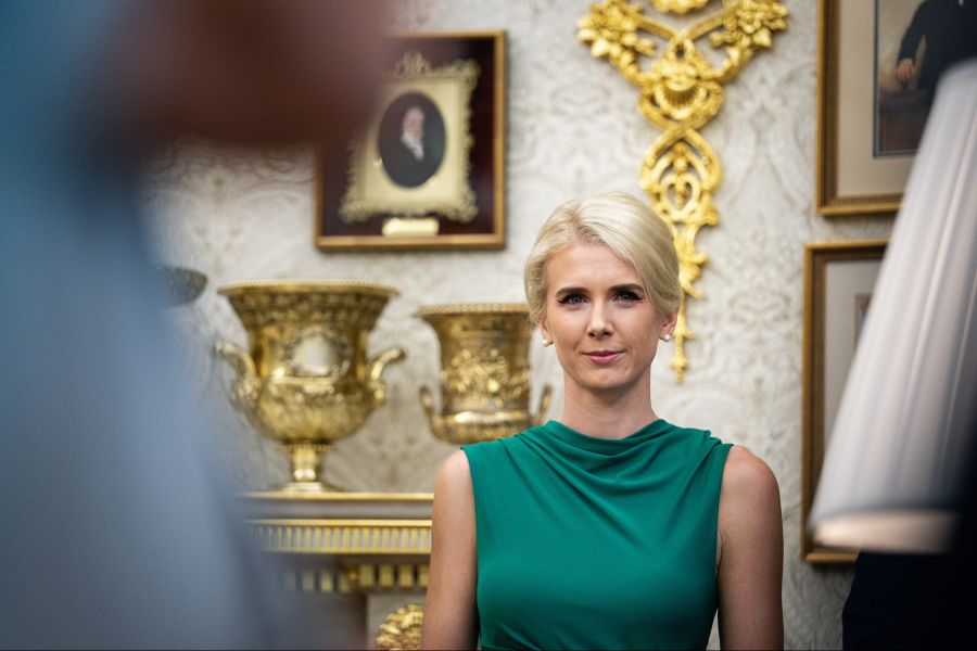Unter den Beschenkten ist auch Trumps Assistentin Natalie Harp.