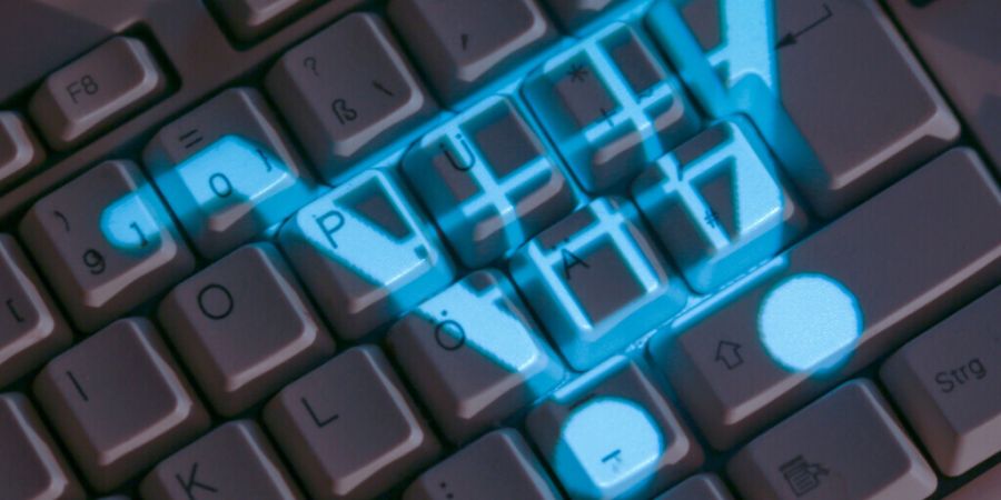 Die Angreifer schleusten einen schädlichen Code in die legitime Webseite des betroffenen Anbieters ein. Der Code ersetzte die ursprünglich angebotene Bezahlmethode Twint durch eine ge...
