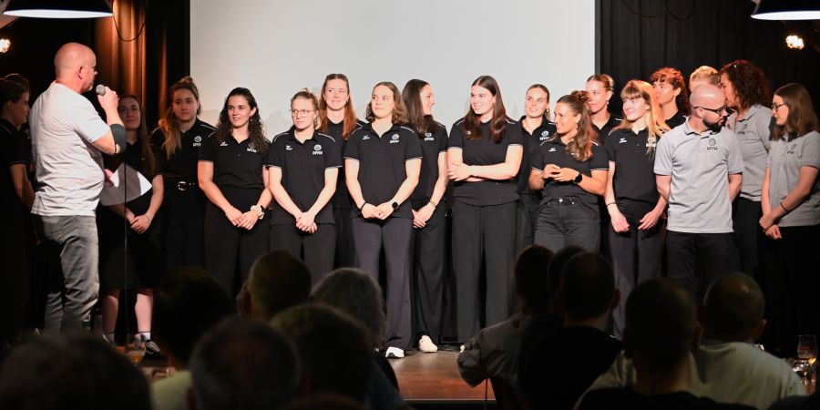 Im vollen Kreuzkeller wurden Kader und Saisonziele des Frauenteams vorgestellt.