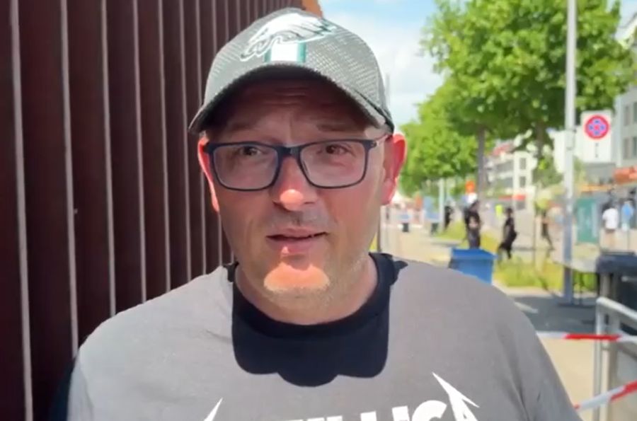 Der 57-jährige Joachim harrt seit Stunden in der prallen Sonne aus – nur für seine Lieblingsband.