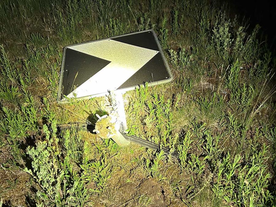 Der Autofahrer prallte frontal in das Schild.