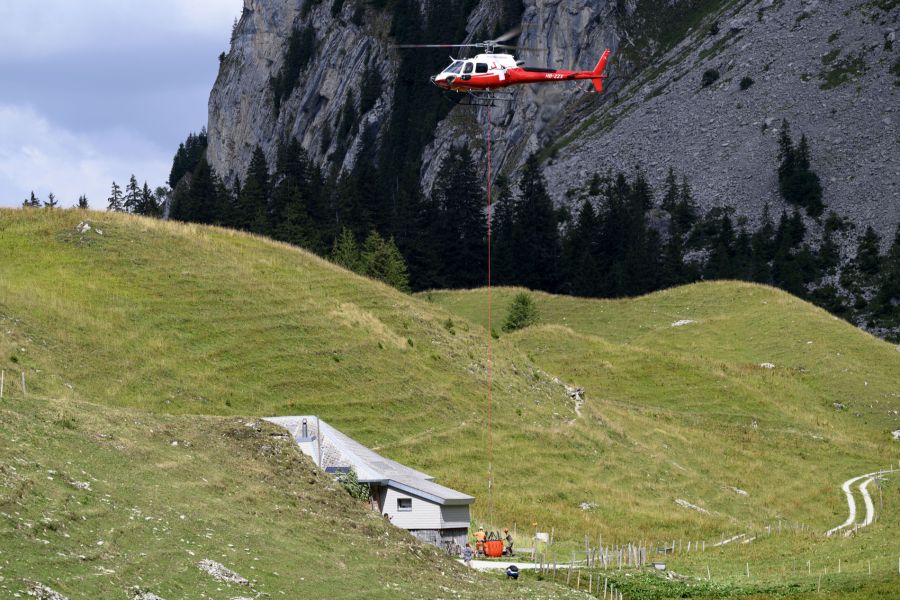 Deshalb mussten die Alpen per Helikopter mit Wasser versorgt werden.