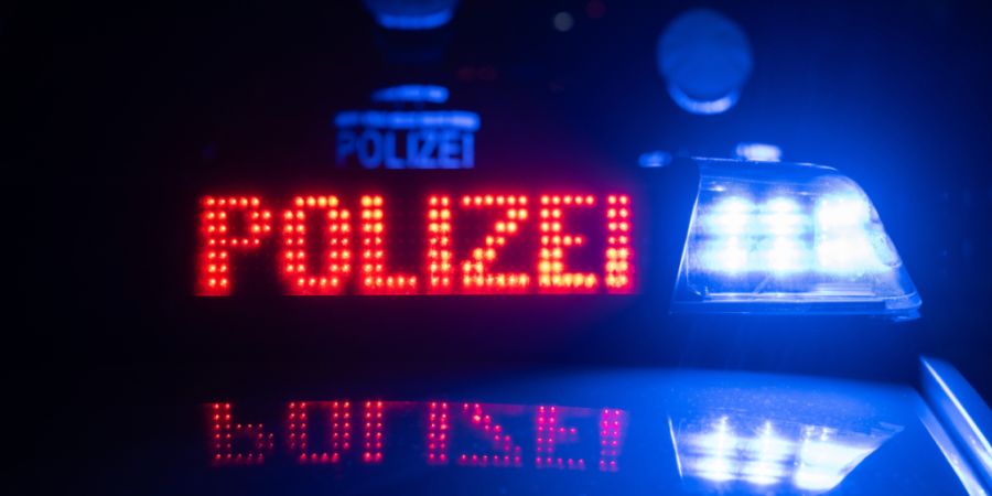 Nach dem Unfall mit zwei Toten und einem schwer verletzten Kind bei Neuenburg am Rhein (DE) ermitteln die Verkehrspolizei und die Staatsanwaltschaft die Ursache. (Symbolbild)