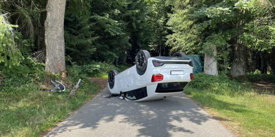 Das Auto landete auf dem Dach.