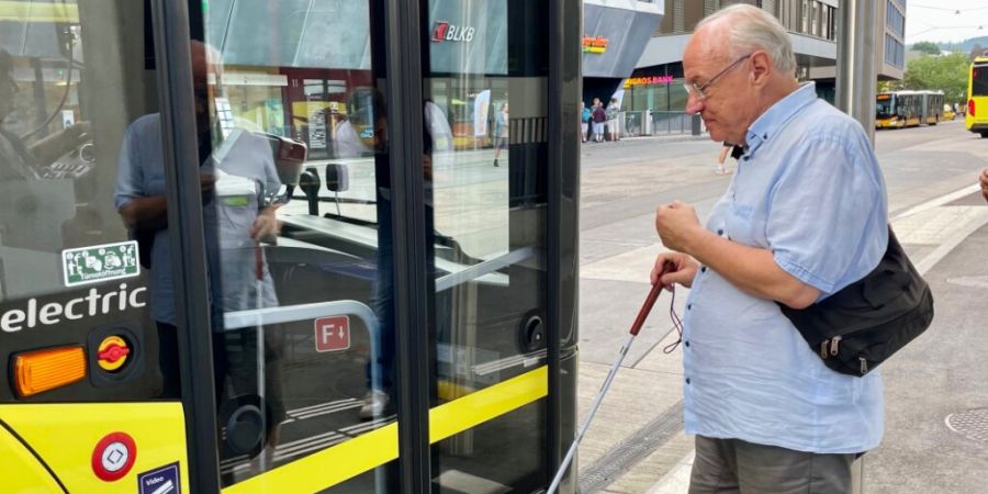 Die gelben Balken an der Vordertür sollen Menschen mit geringem Sehrest helfen, sich beim Einstieg in die Fahrzeug der Autobus AG Liestal zu orientieren.