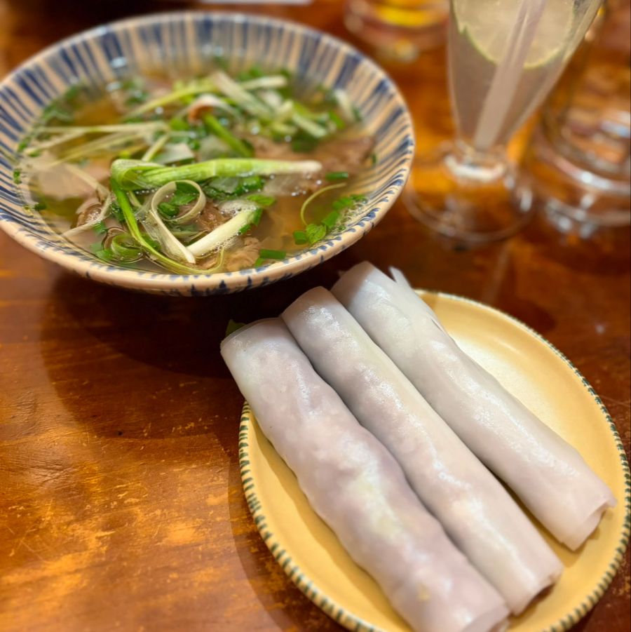Pho und frische Sommerrollen sind echte Klassiker.