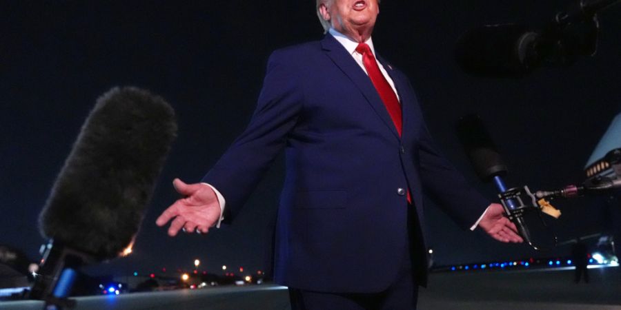 US-Präsident Donald Trump spricht nach seiner Ankunft mit der «Air Force One» auf der Joint Base Andrews in Maryland mit Reportern. Foto: Mark Schiefelbein/AP/dpa