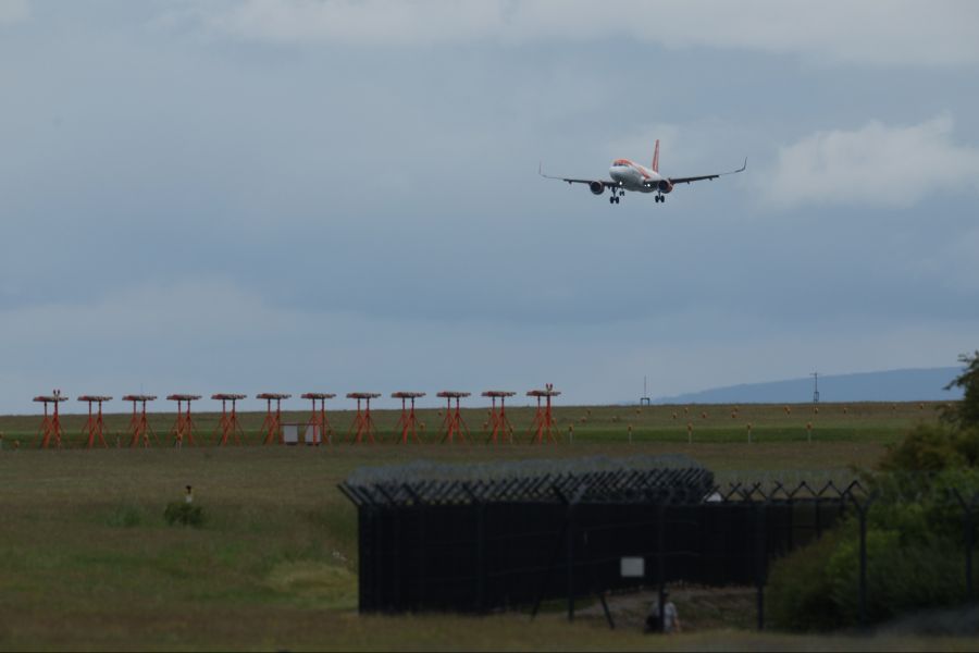 Der Flug hatte Zwei Stunden Verspätung wegen der Randalierer. (Symbolbild)