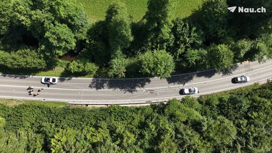 Die drei Insassen der entgegenkommenden Fahrzeuge wurden leicht bis mittelschwer verletzt.
