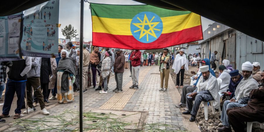 ARCHIV - Schlange vor einem Wahllokal in Addis Abeba. Foto: Amanuel Sileshi/AP/dpa/Archivbild