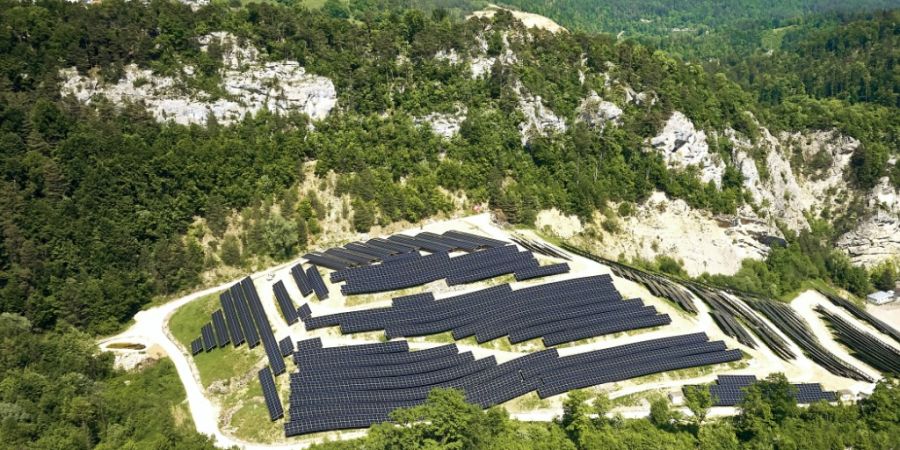 Die Solarmodule sind auf einer Fläche von rund 25'000 Quadratmetern auf dem Gelände der ehemaligen Deponie installiert.