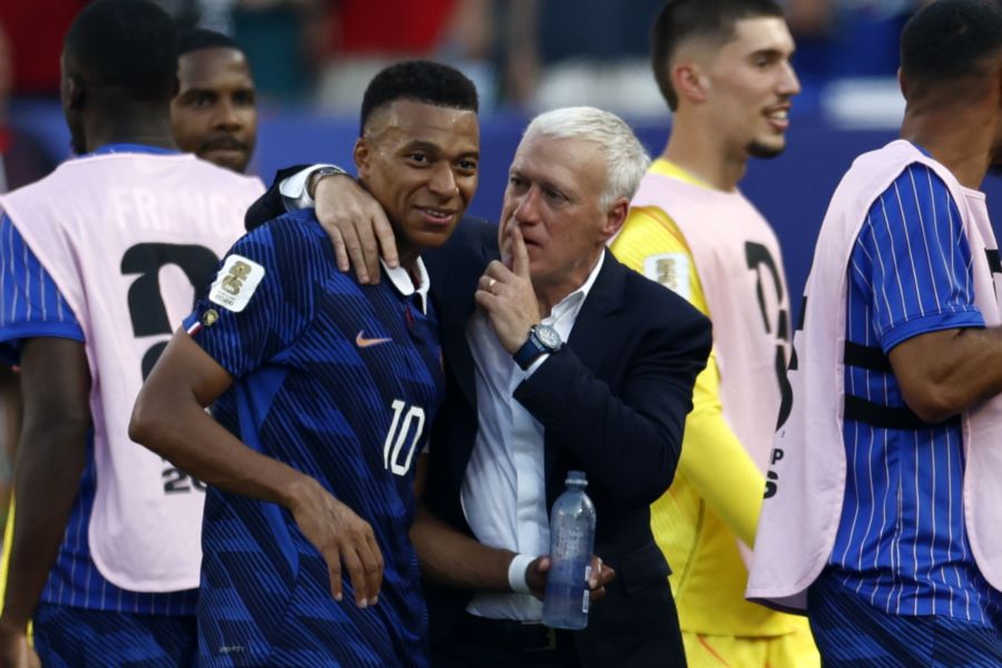 Trainer Didier Deschamps hat Kylian Mbappé wohl geraten beim Interview nicht über den Schiri oder die härte der Paraguayer zu sprechen.