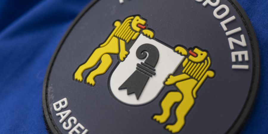 Das Appellationsgericht Basel-Stadt pfeift die Kantonspolizei zurück: Trotz rassistischen und sexistischen Vorfällen darf sie einen zuvor versetzten Polizisten nicht entlassen. (Symbo...