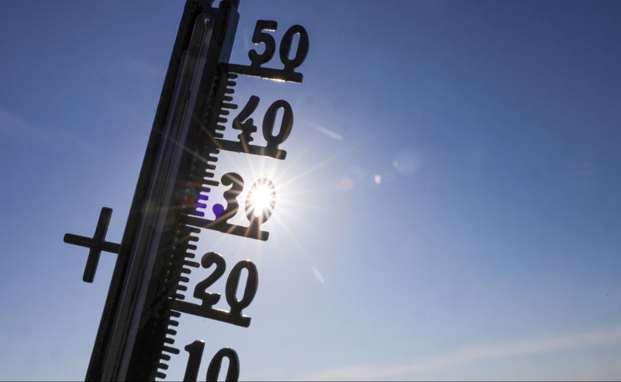Das Thermometer klettert, eine Rekord-Zahl von Menschen stürmt in die Badis.
