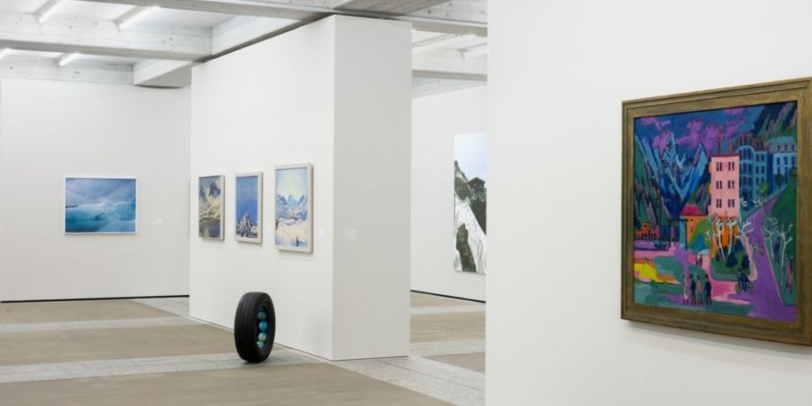 Das Werk von Isabelle Krieg, ein Reifen mit mehreren Globen im Innern, steht in unmittelbarer Nähe zu den Berglandschaften von Giovanni Giacometti, Ferdinand Hodler und Martha Cunz.
