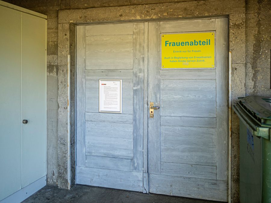 Eine Transfrau betrat das Paradiesli, ein Frauen-Bereich im Berner Marzilibad, und wurde von der Polizei abgeführt.