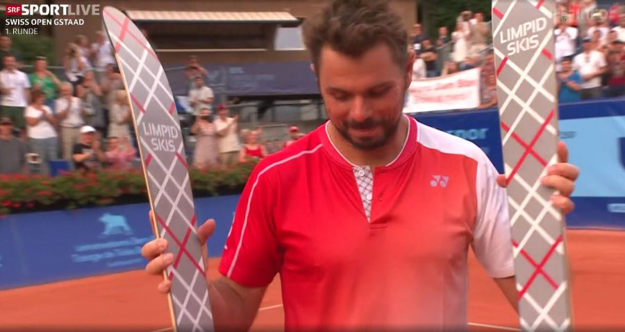 Stan Wawrinka erhält in Gstaad ein Paar Ski...