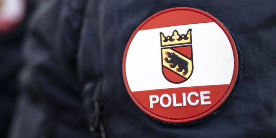 Die Berner Polizei musste am Sonntag die Autobahn bei Thun für sechs Stunden wegen eines Unfalls sperren. (Symbolbild)