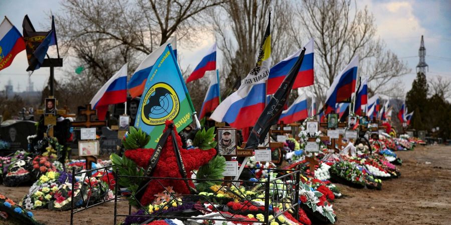 Gräber russischer Soldaten, die in der Ukraine getötet wurden, auf einem Friedhof in der russischen Region Wolgograd.