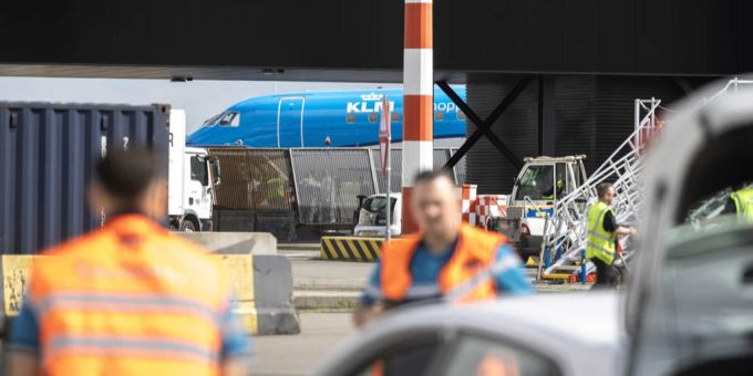 Am Flughafen in Amsterdam geriet eine Person ins Triebwerk und verstarb. Amsterdam Unfall
