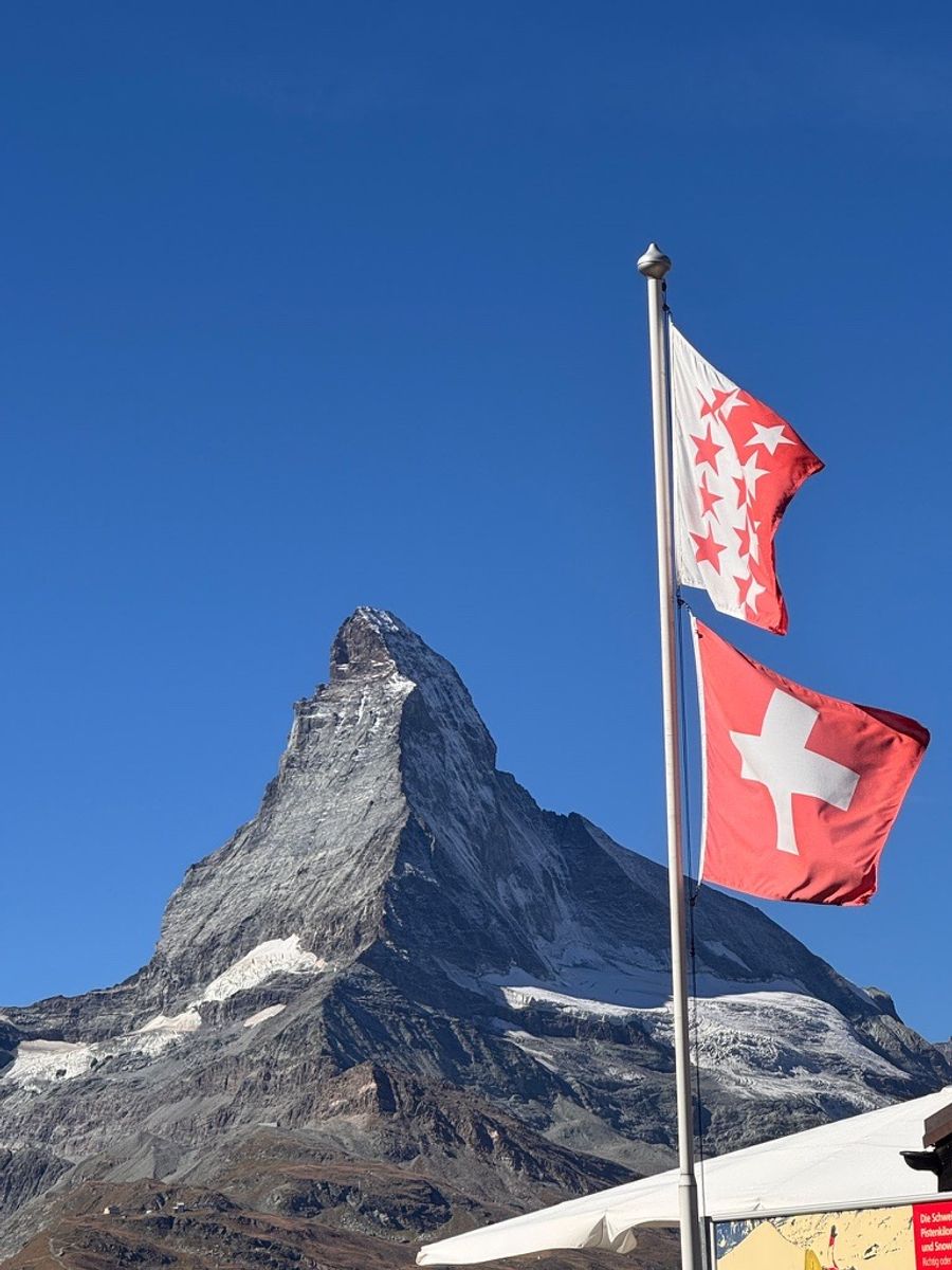 Ein Nau.ch Leser war im September Wandern und hat das braune Matterhorn fotografiert, das sich ohne Wolkenfahne präsentiert hat.