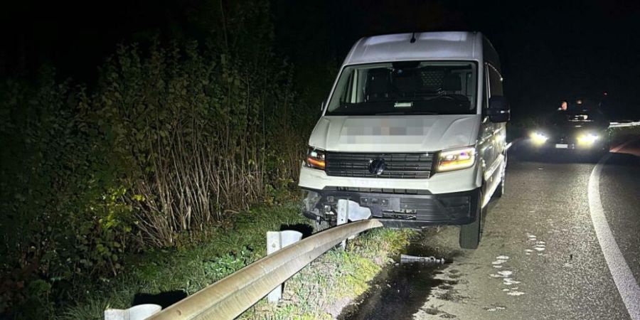 In Niederlenz AG fuhr ein Mann mit seinem Lieferwagen auf eine Leitplanke, als er auf die Autobahn Richtung Bern fahren wollte.