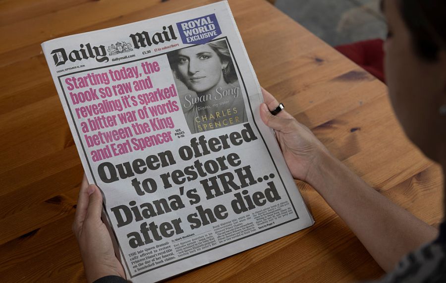 Die britische Presse greift Charles Spencers Enthüllungen über Prinzessin Diana gross auf. Die «Daily Mail» berichtet über das angebliche Angebot der Queen, Diana nach ihrem Tod den HRH-Titel zurückzugeben.