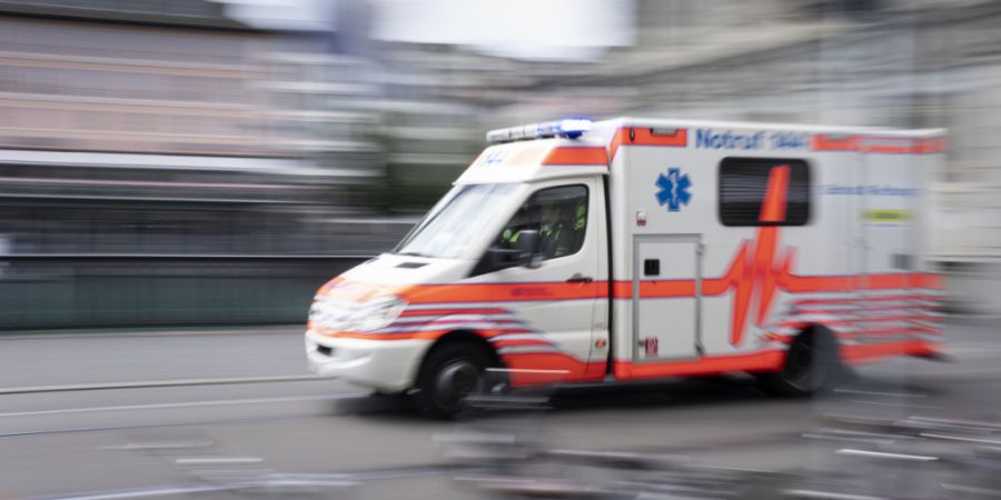 Die Ambulanz brachte eine verletzte Frau ins Spital. (Symbolbild)