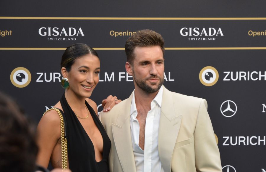 Absoluter Hingucker auf dem Teppich: die Influencer-Grössen Sarah Leutenegger und Steven Epprecht.
