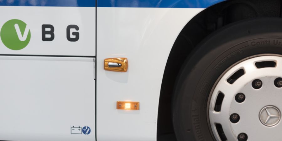 Am Donnerstagmittag kam es zu einer Kollision zwischen einem VBG-Bus und einem Lieferwagen. (Archivbild)